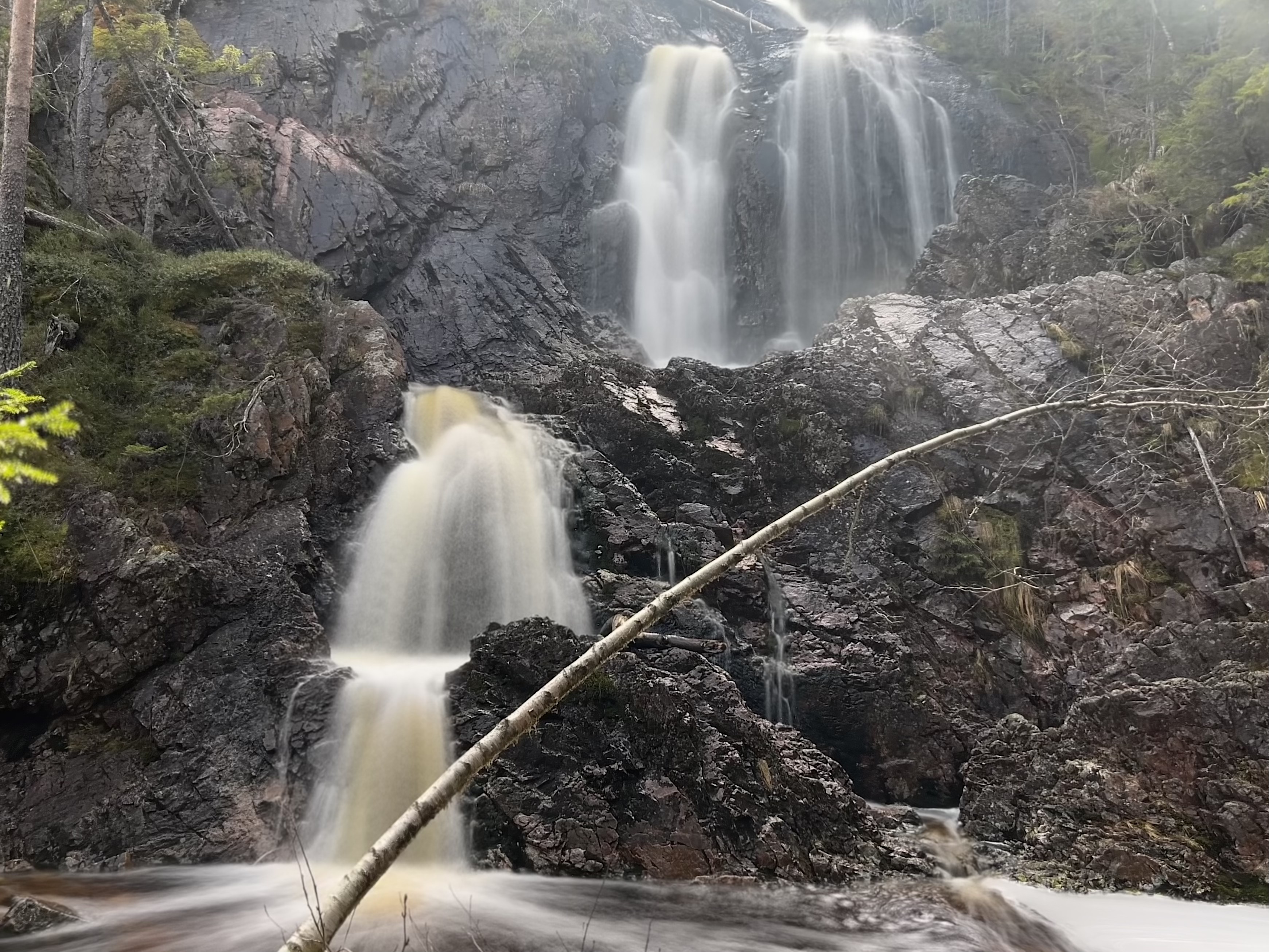 En liten foss langs stien på vei opp