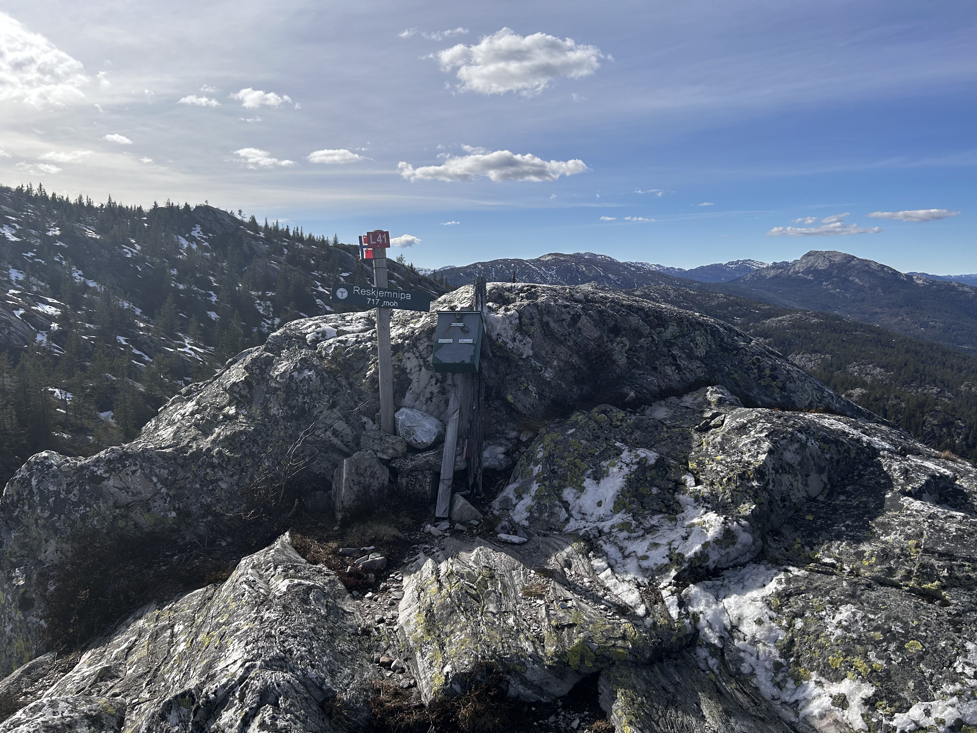 Toppen av Reskjemnipa